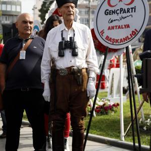 Eldiveni, dürbünü ve kalpağıyla temsili Atatürke yoğun ilgi