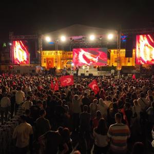 Adanada 19 Mayıs kutlamaları kortej ve Gripin konseriyle sürdü