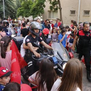 Diyarbakır’da çocuklar, Yunus polisleri ile motosiklete bindi