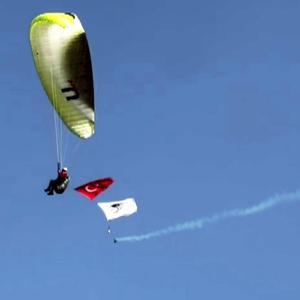 Yamaç paraşütçülerinden Türk bayraklı atlayış