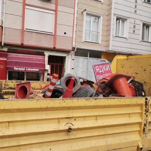 Edirnede trafik akışı ve yayaların geçişini engelleyen dubalar toplatıldı