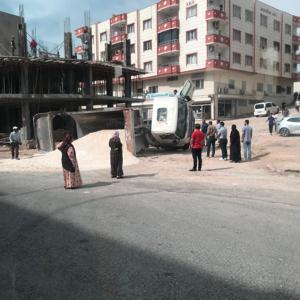 Nusaybin’de yükünü boşaltırken devrilen kamyonun sürücüsü yaralandı