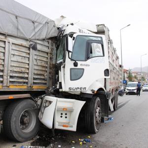 TIRa çarpan kamyonun sürücüsü yaralandı