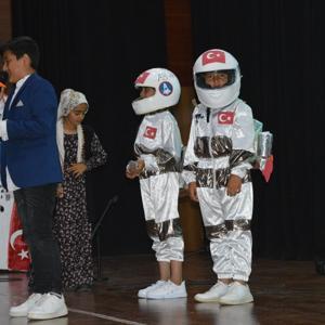 Mardin’de köy okulu öğrencileri, ‘Köyden indim uzaya’ oyununu sahneledi