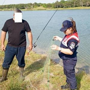 Jandarma, gölete kaçak atılan balık ağlarını topladı