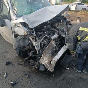 TIR ile hafif ticari aracın kafa kafaya çarpıştığı kazada 3 kişi yaralandı