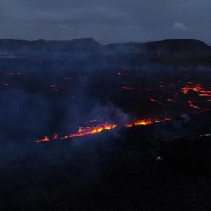 Yer: İzlanda… 800 yıl suskun kalan yanardağ 6 aydır lav saçıyor