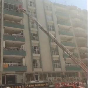 Mardin’de 7 katlı binanın çatı katında yangın