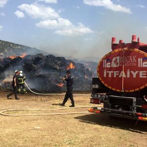 300 ton saman balyası yandı