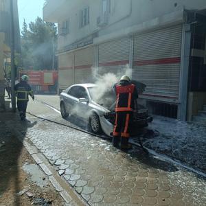 Mardinde park halindeki otomobil yandı
