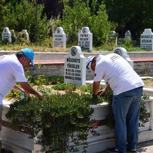 Manisada mezarlıklarda bayram temizliği