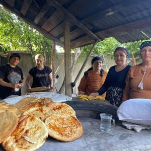 Hakkarili kadınlar, bayramda yardımlaşarak tandırda ekmek pişiriyor