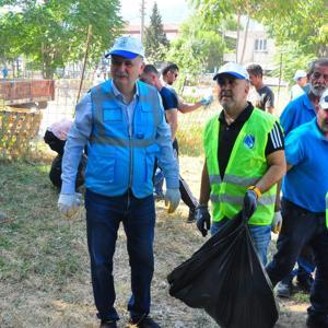 Başkan Balaban, her cumartesi doğa için çöp topluyor