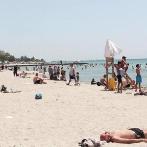 İstanbul’da sıcak havada plajlar doldu