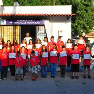 Muhtardan takdir alan öğrencilere milli forma ve madalya hediyesi