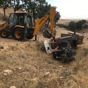 Hazro’da şarampole devrilen araçları, belediye ekipleri kurtardı