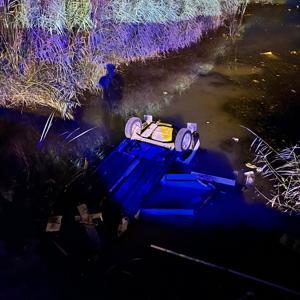 Otomobil kanala uçtu: 1 ölü, 4 yaralı