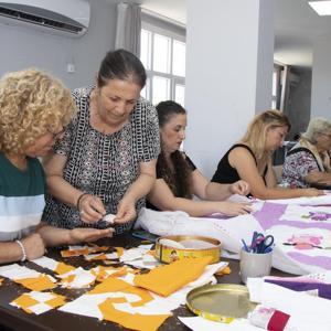 Büyükşehir Yaşar Bayboğan Atölyesi’nin dikiş kursunda kadınlar üretiyor
