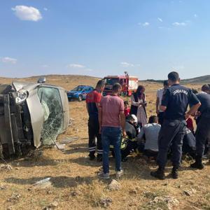 Mardinde kontrolden çıkarak yan yatan otomobildeki 2 kişi yaralandı