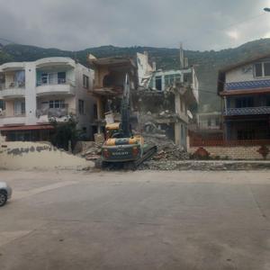 Hatay’da hasarlı binaların yıkımı sürüyor