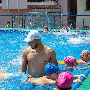 Bayraklı Belediyesinin yüzme kursuna ilgi