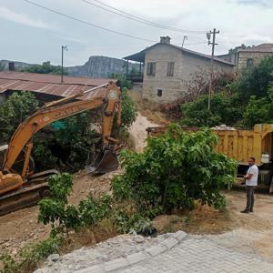 Tarsus’un kırsal mahallelerinde yol açma çalışmaları sürüyor