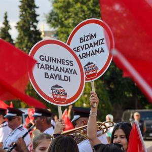 Uşak Uluslararası Tarhana Festivali kortej yürüyüşüyle başladı