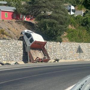 Park halindeki kamyonet, kayarak istinat duvarından düştü
