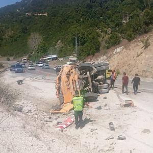 Kahramanmaraş’ta kamyon devrildi: 2 yaralı