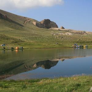 Serinlemek için girdiği gölde boğuldu