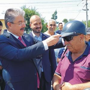 Osmaniye’de, motosiklet sürücülerine kask dağıtıldı