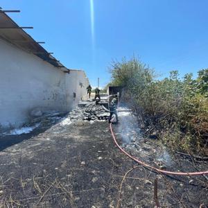 Hatay’da inşaat malzemeleri bulunan depo yandı