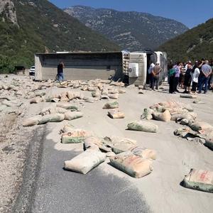 Çimento yüklü TIR devrildi, yol trafiğe kapandı