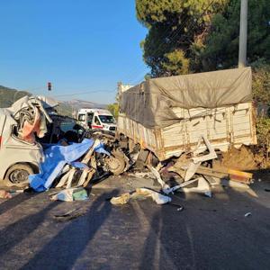 Manisada hafif ticari araç, kamyona çarptı: 4 ölü, 3 ağır yaralı