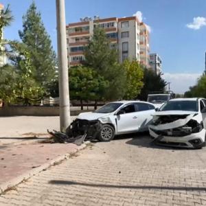 Diyarbakır’da otomobiller kafa kafaya çarpıştı: 3 yaralı