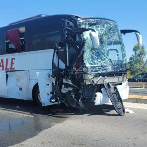 Yolcu otobüsü, iş makinesine arkadan çarptı: 1i ağır, 8 yaralı