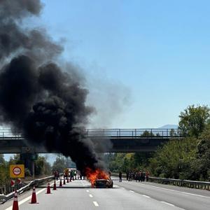 Otomobil, otoyolun ortasında alev alev yandı