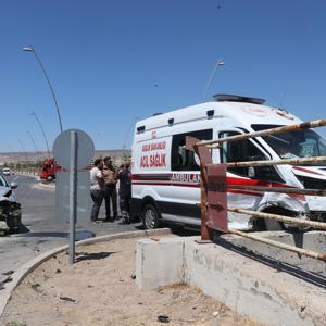 Kayseride ambulans ile otomobil çarpıştı: 6 yaralı