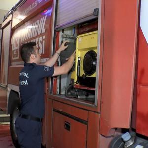 İstanbul İtfaiyesi, söndürme çalışmalarına destek olmak için 7 araç, 31 personel ile İzmire doğru yola çıktı