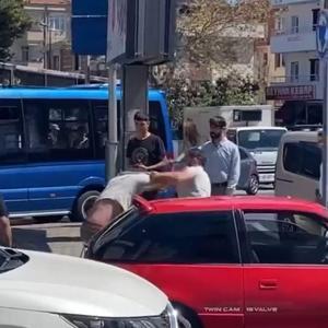 İstanbul-Ümraniyede 2 sürücünün yol verme kavgası kameraya yansıdı