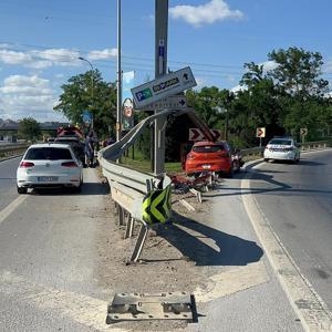 Pendik’te otomobil bariyerlere çarptı: 2 yaralı