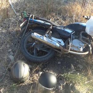 Çanakkale’de motosiklet trafik levhasına çarptı: 2 yaralı