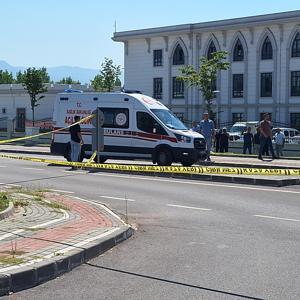 Emniyetin otoparkında bıçakla araçlara zarar verip polislere saldırmaya çalışınca bacağından vuruldu