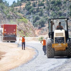 Büyükşehir Gülnar’da yollarını iyileştiriyor