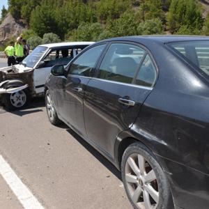 Amasya’da iki otomobil çarpıştı; çift ile oğulları yaralandı