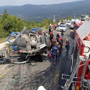 Bolu Dağında kum yüklü TIR karşı şeride geçip otomobile çarptı: 2 ölü, 2 yaralı