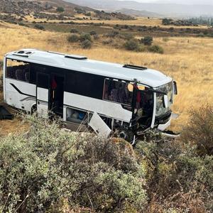 Düğüne gidenleri taşıyan midibüs devrildi: 27 yaralı