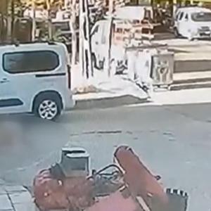 Beylikdüzünde otomobilin 4 çocuğa çarptığı kaza kamerada