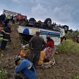 Çorumda tarım işçilerinin taşındığı kamyonet devrildi: 12 yaralı