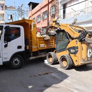 Komşular şikayet etti, çöp ev temizledi